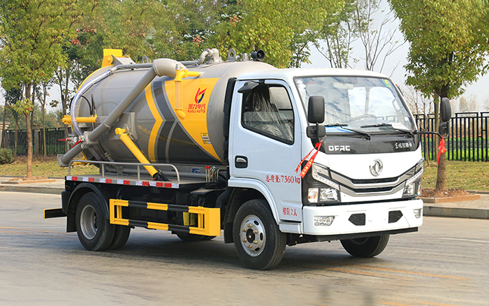 东风小多利卡吸污车