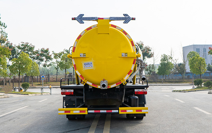 东风大多利卡吸污车