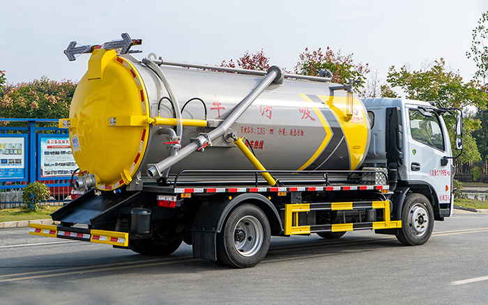 东风大多利卡吸污车