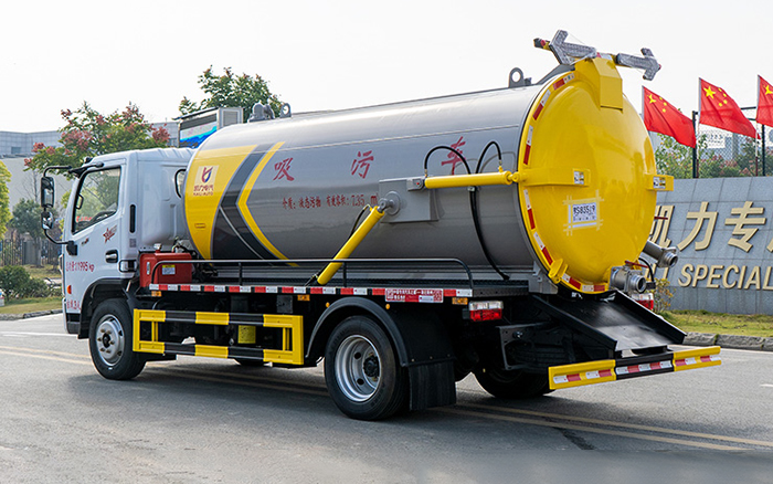 东风大多利卡吸污车