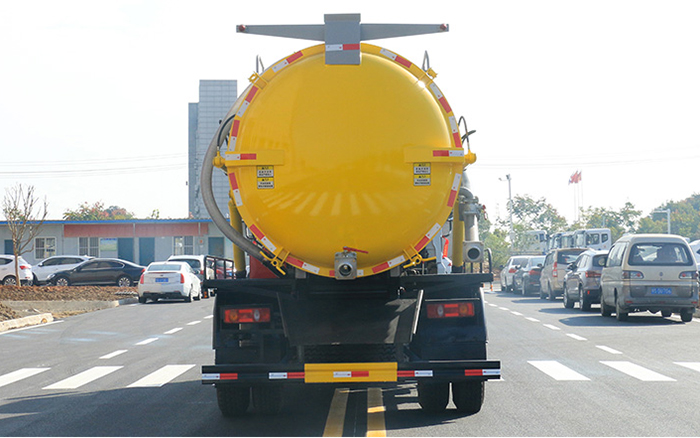 东风华神KL5吸污车