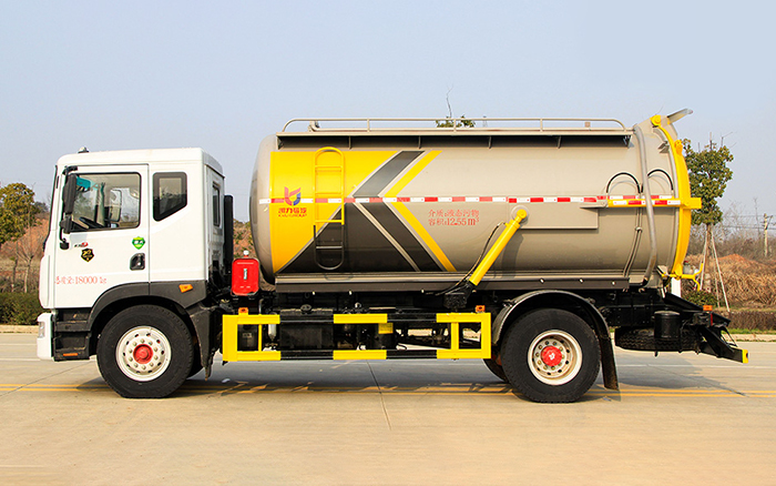东风D9吸污车