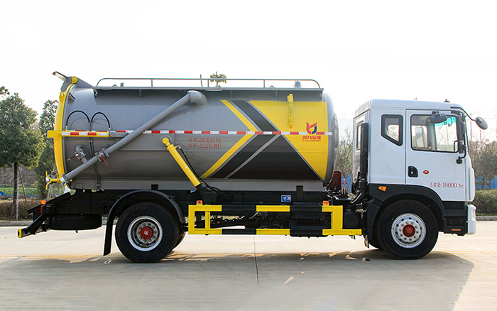 东风D9吸污车