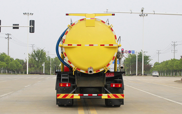 东风柳汽M3吸污车