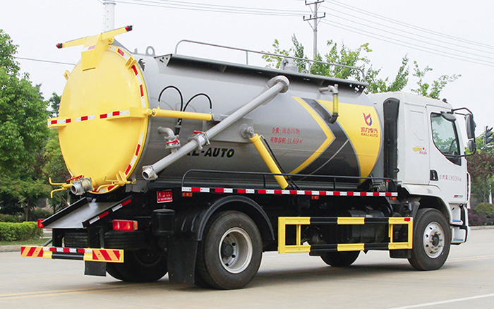 东风柳汽M3吸污车