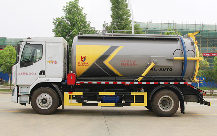 东风柳汽M3吸污车