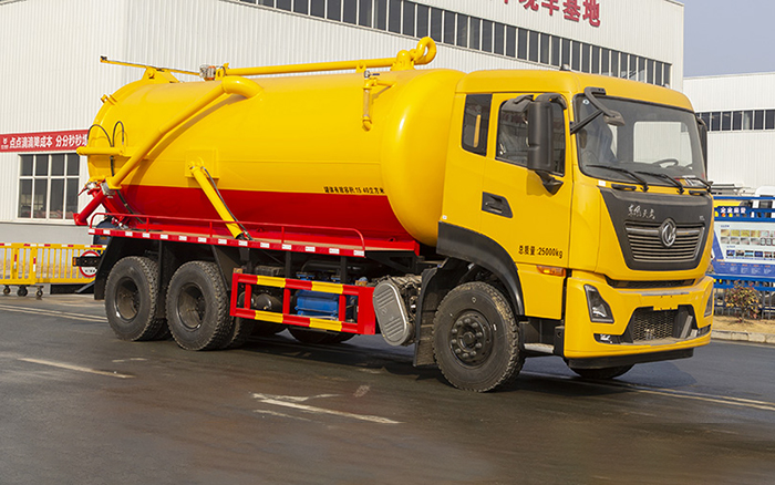 东风天龙后八轮吸污车