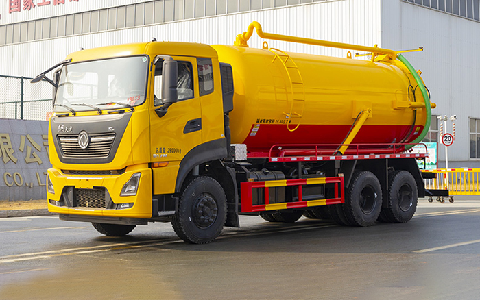 东风天龙后八轮吸污车