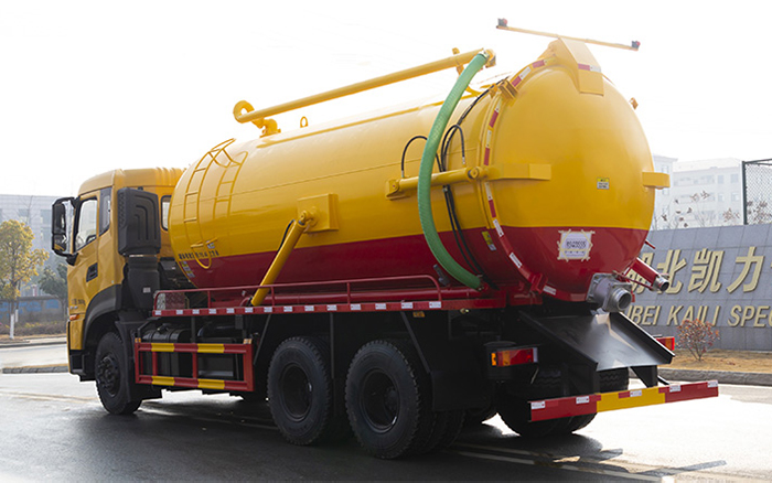 东风天龙后八轮吸污车