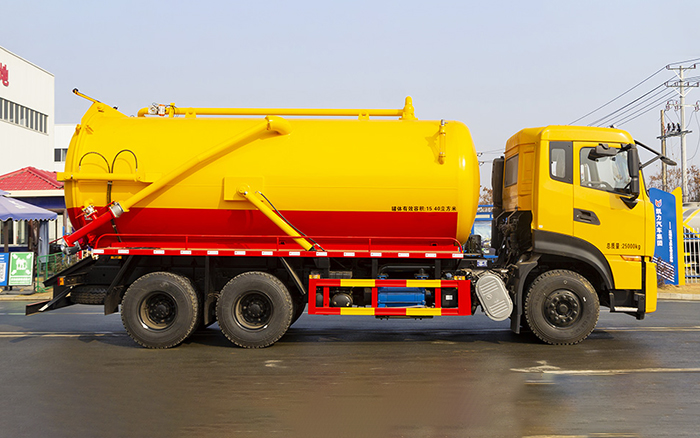 东风天龙后八轮吸污车