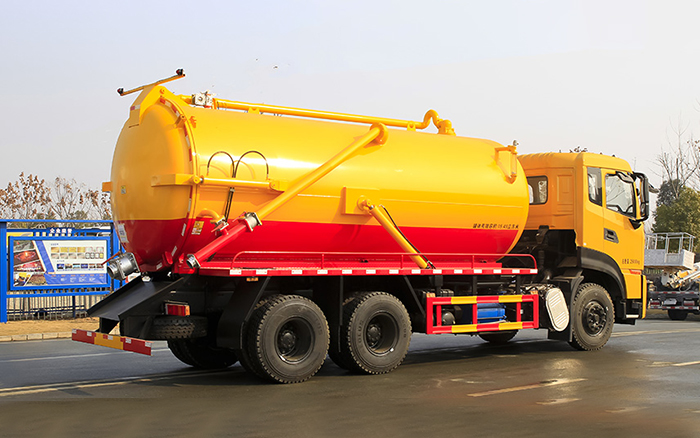 东风天龙后八轮吸污车