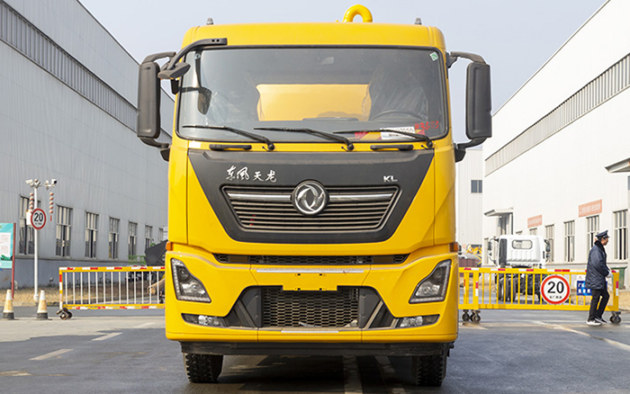 东风天龙后八轮吸污车