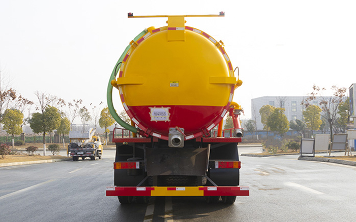 东风天龙后八轮吸污车