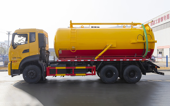 东风天龙后八轮吸污车