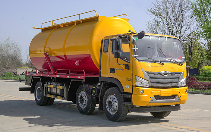 福田小三轴吸污车