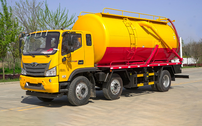 福田小三轴吸污车