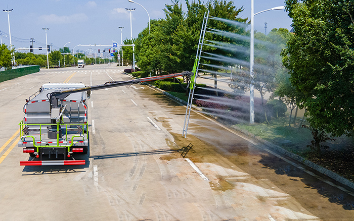 东风D9光伏清洗车