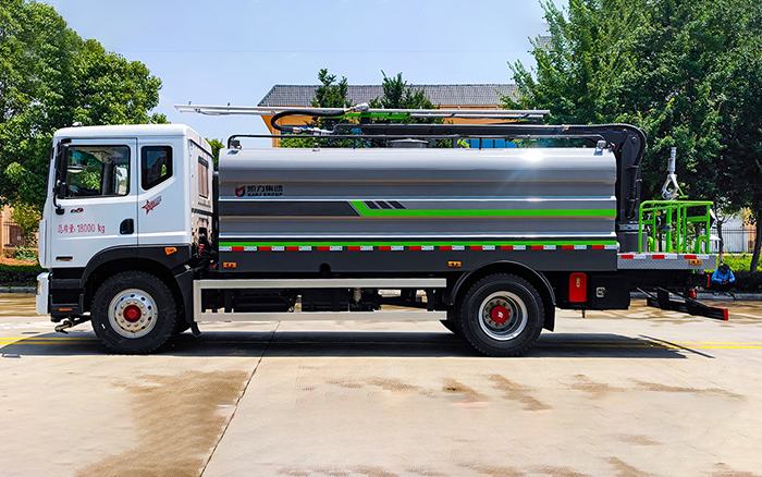 东风D9光伏清洗车