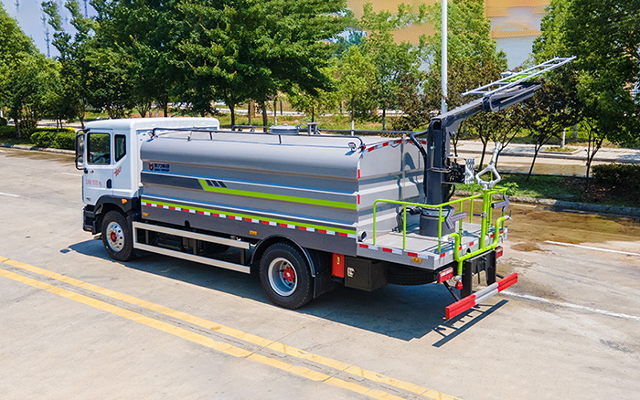 东风D9光伏清洗车