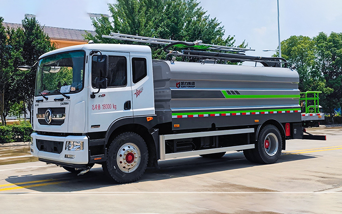 东风D9光伏清洗车