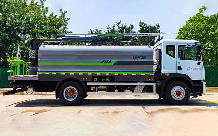 东风D9光伏清洗车