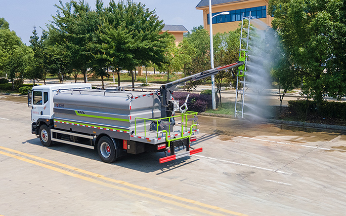 东风D9光伏清洗车