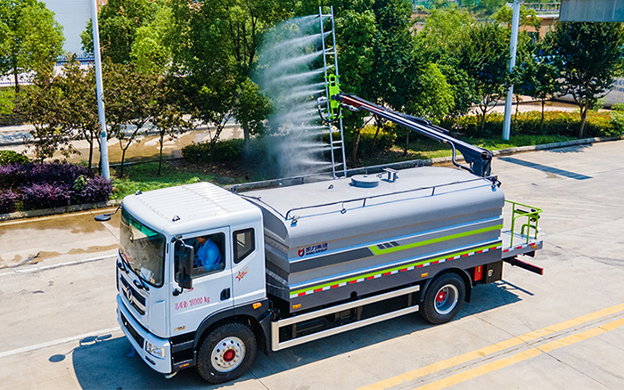 东风D9光伏清洗车