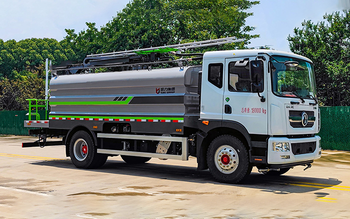 东风D9光伏清洗车