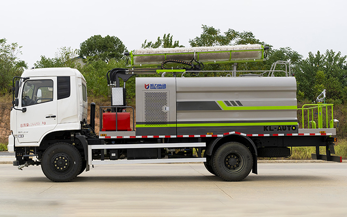 东风天锦四驱光伏清洗车