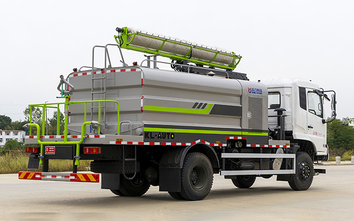 东风天锦四驱光伏清洗车