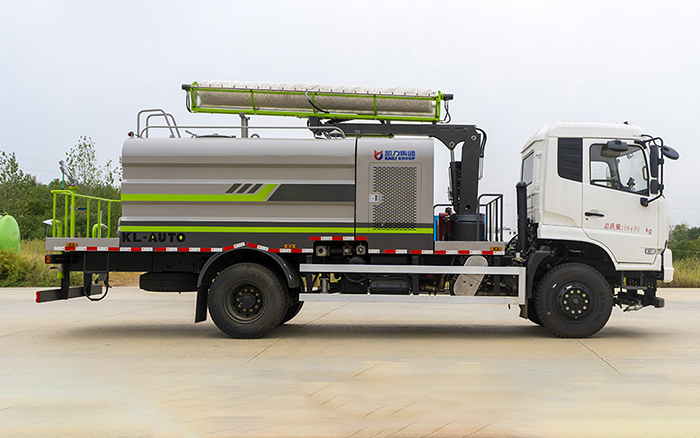 东风天锦四驱光伏清洗车