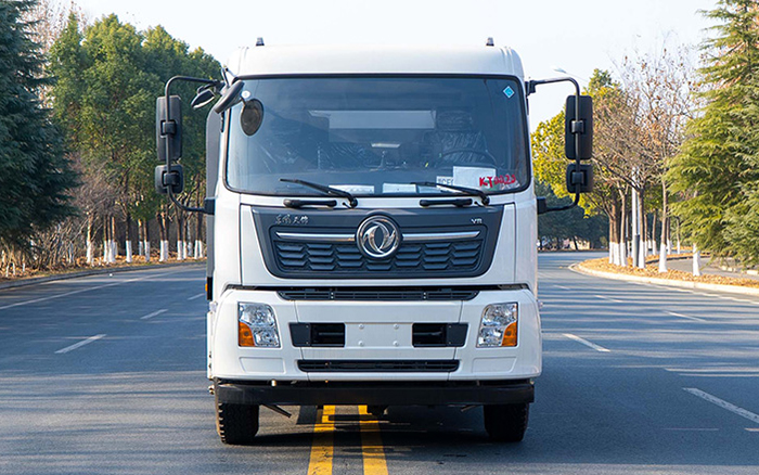 东风天锦光伏清洗车