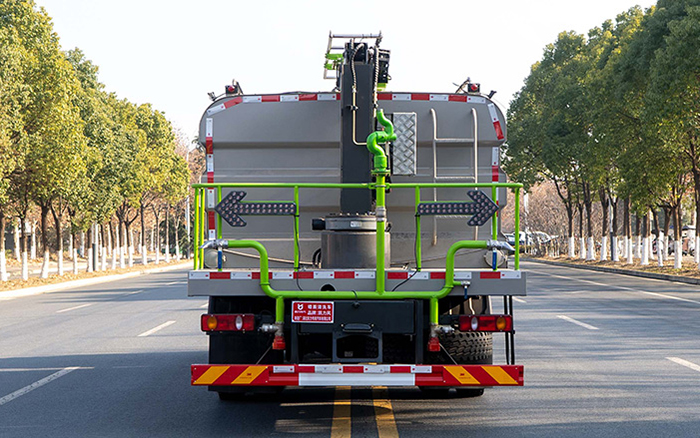 东风天锦光伏清洗车