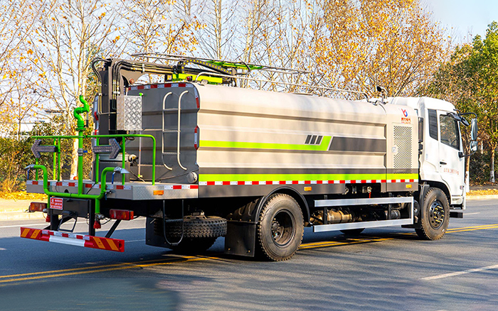 东风天锦光伏清洗车