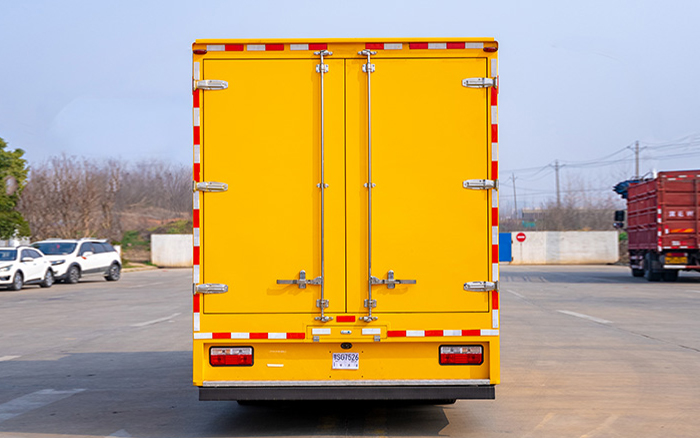 紫外光固化管道修复车