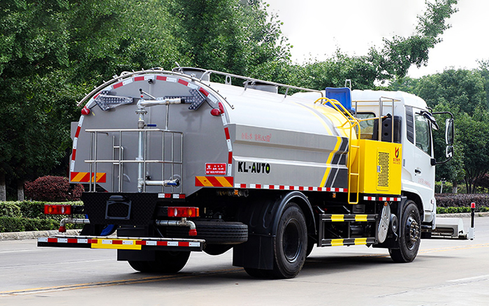 天锦路面养护车