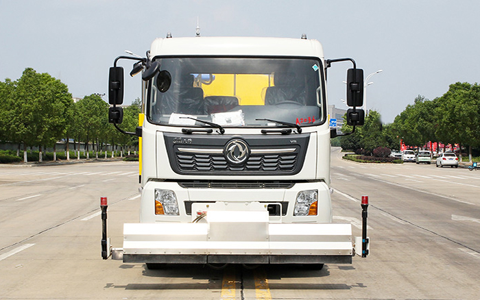 天锦路面养护车