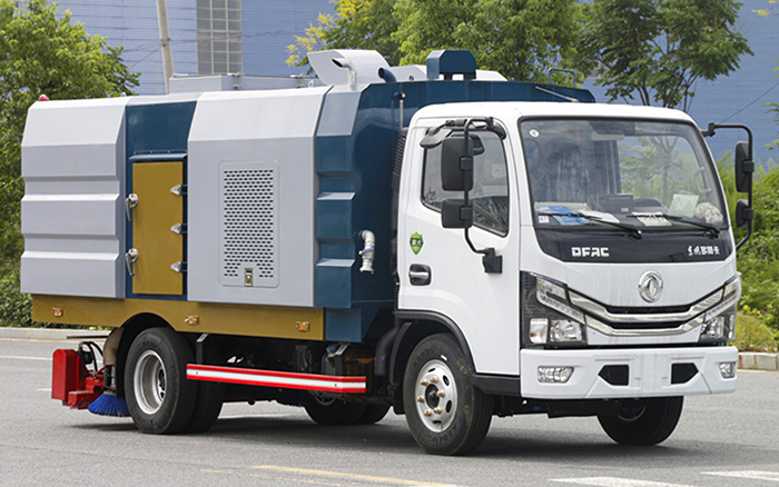 小多利卡后置吸尘车