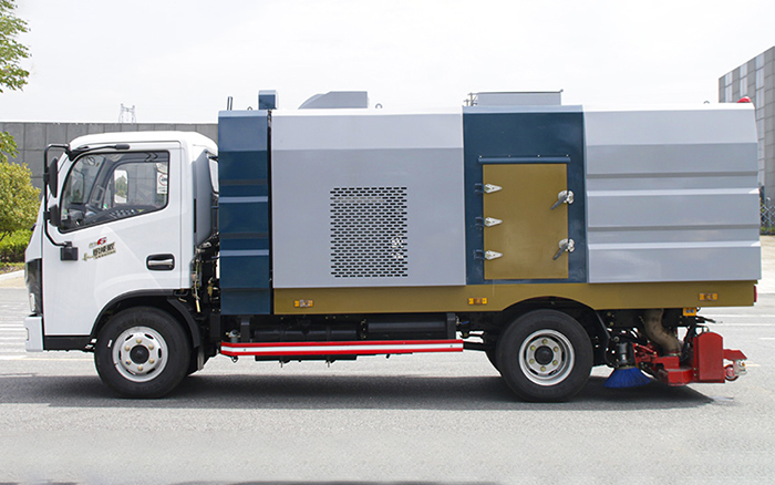 小多利卡后置吸尘车