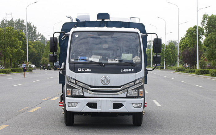 小多利卡后置吸尘车