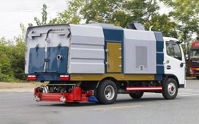 小多利卡后置吸尘车