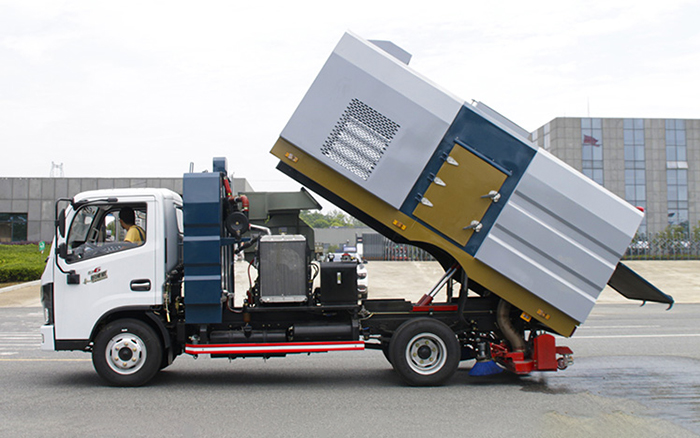 小多利卡后置吸尘车