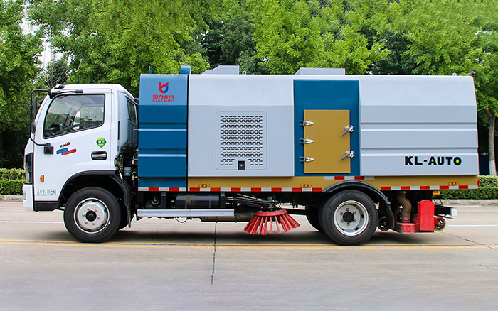 大多利卡后置吸尘车