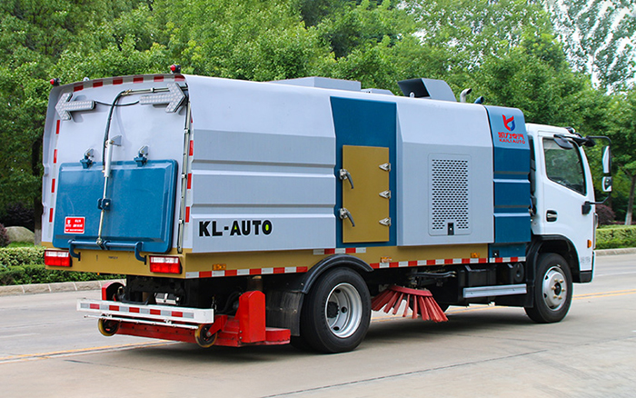 大多利卡后置吸尘车