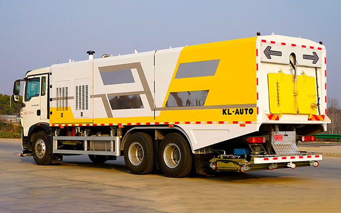 重汽豪沃后双桥深度保洁车