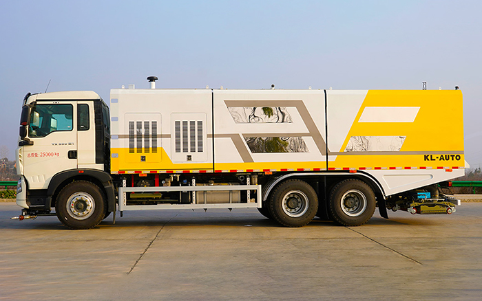 重汽豪沃后双桥深度保洁车