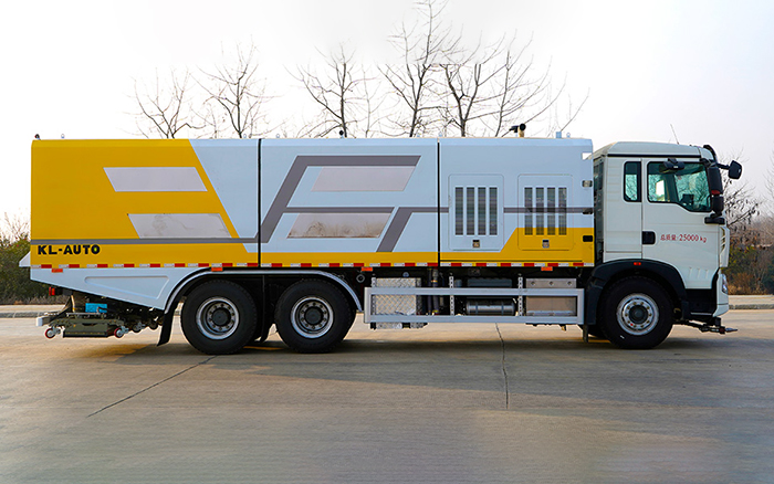 重汽豪沃后双桥深度保洁车