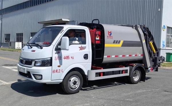 东风途逸压缩式垃圾车
