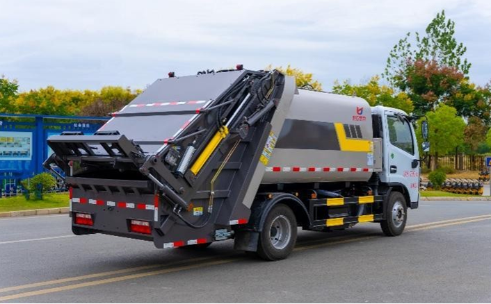 东风小多利卡压缩式垃圾车