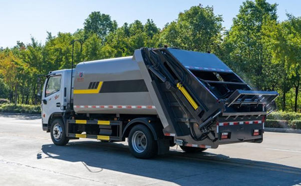 东风多利卡12方压缩式垃圾车